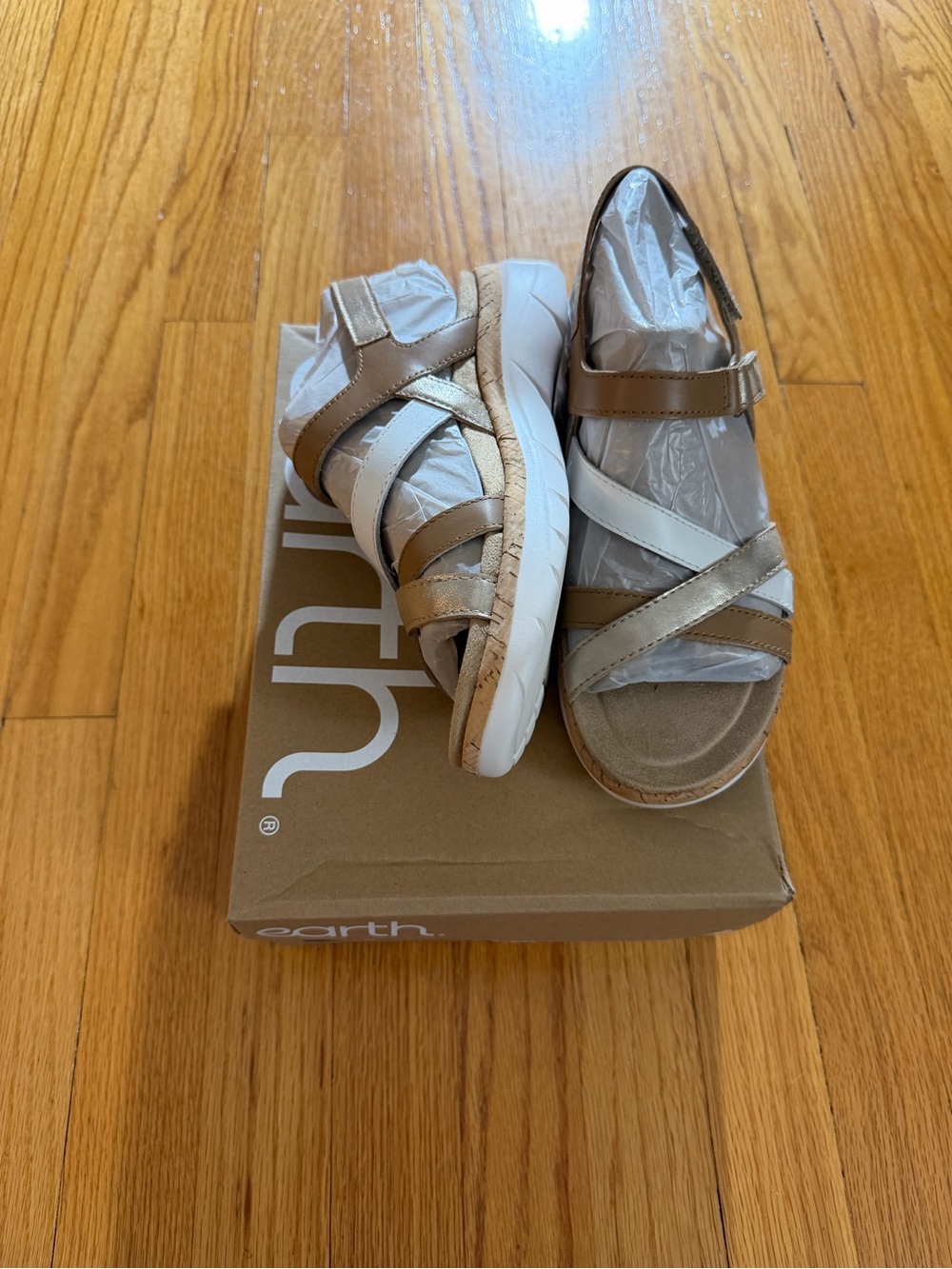 Earth Rosie Gold and White Strappy Comfort Sandals size 7
